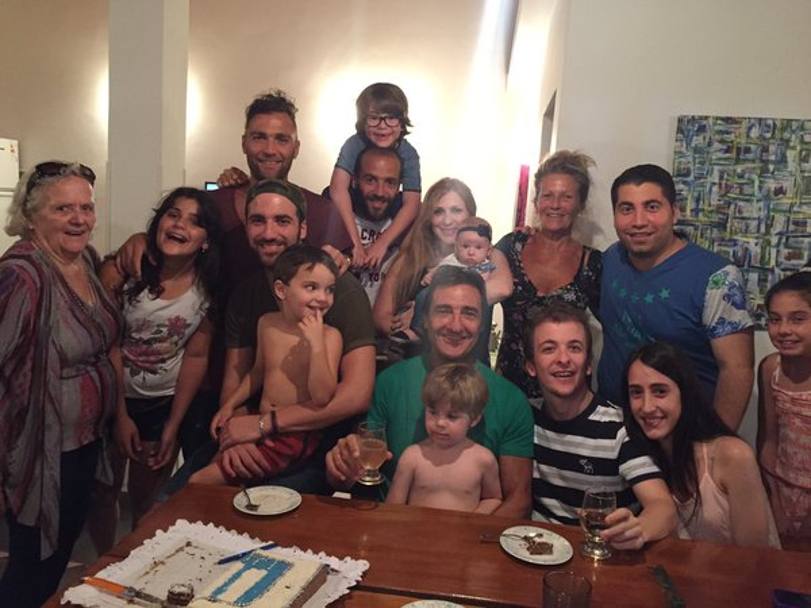 Festa in famiglia per Gonzalo Higuain, 28 anni, in posa per il compleanno del fratello Lautaro.